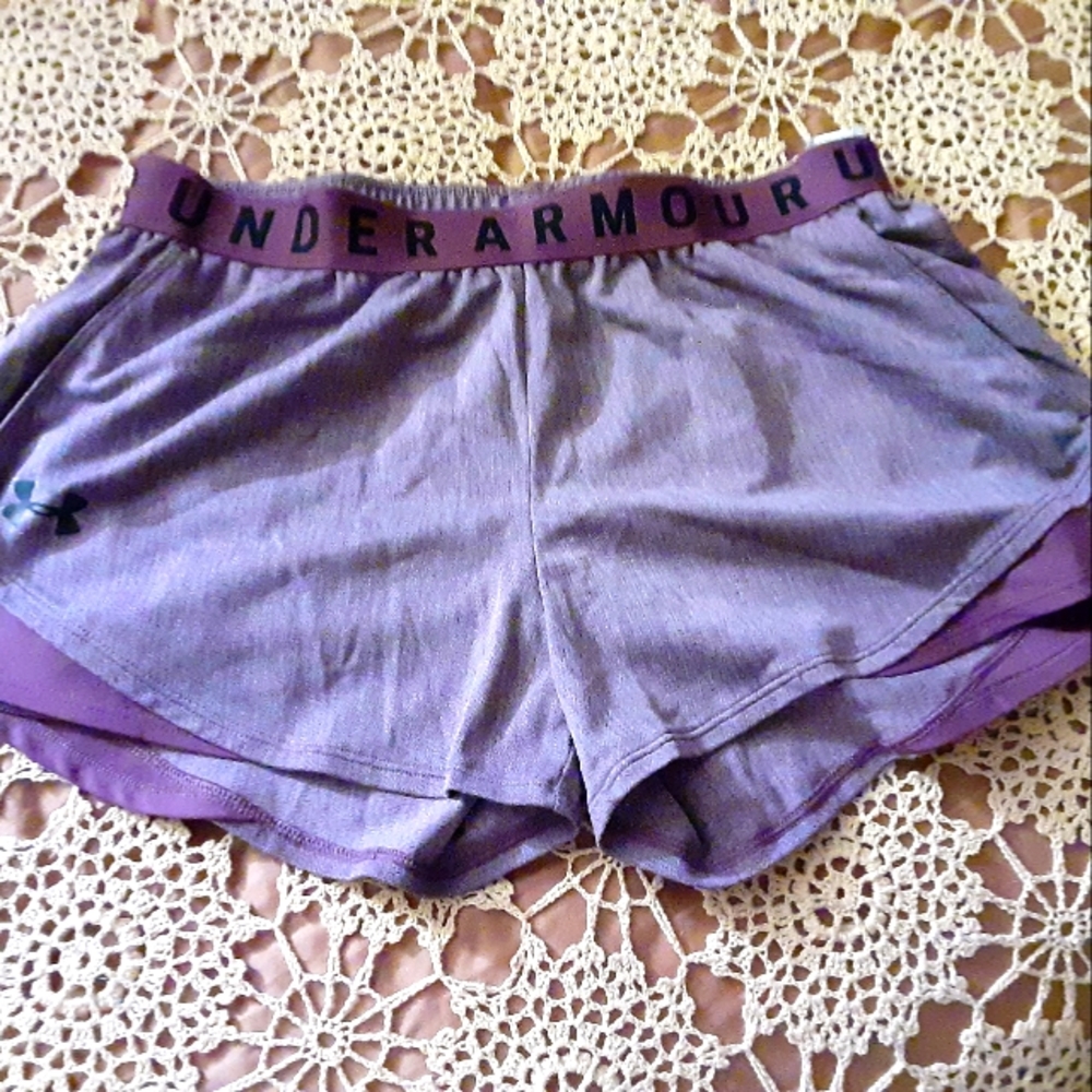 Under Armor gym shorts. Great condition. Size medium.